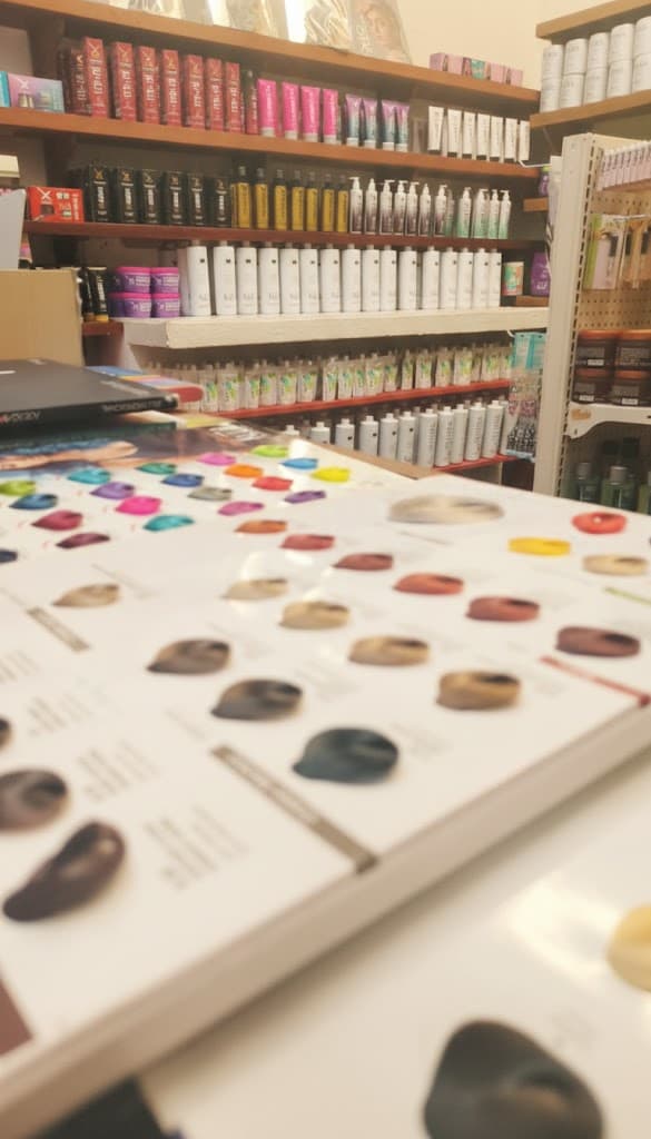 Carta de colores profesional y productos capilares en exhibición en tienda Sicarú